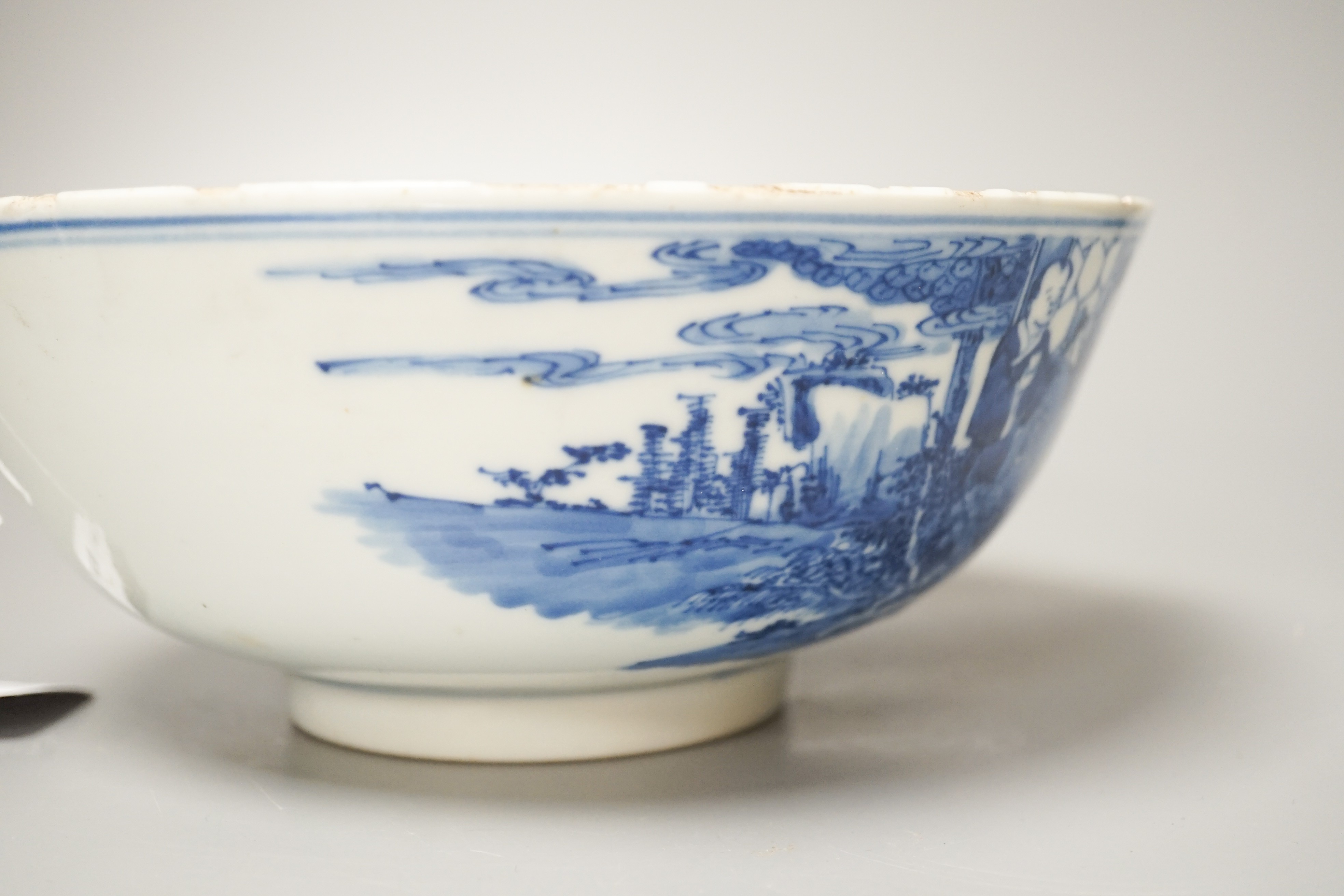 A Chinese blue and white bowl, 19th century 23cm